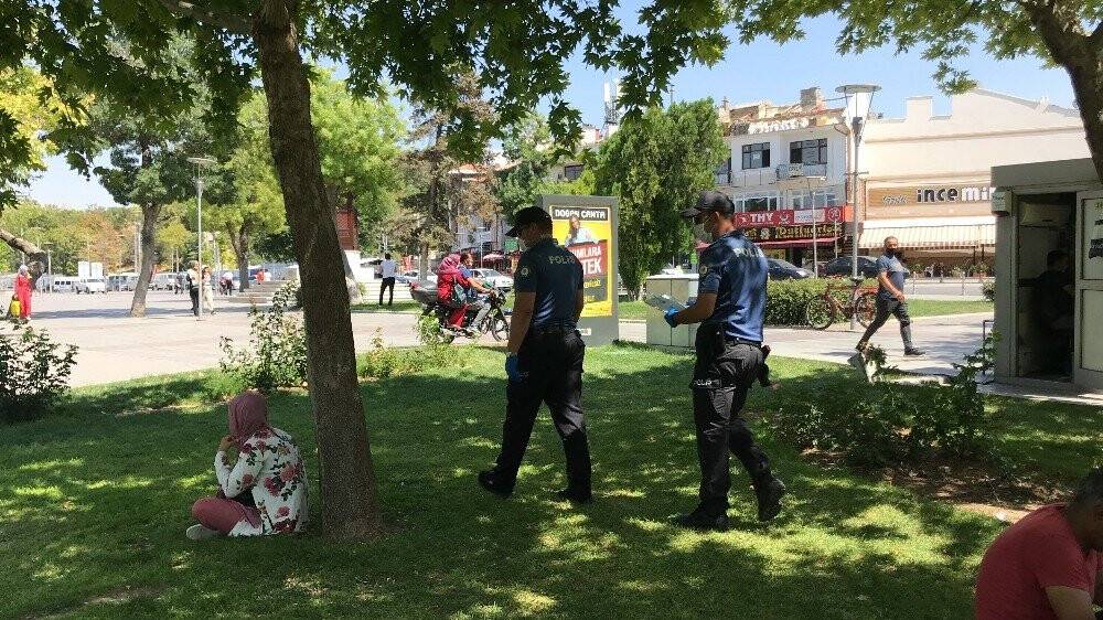 Konya'da maske denetimi!  Polisi gören maskesini taktı