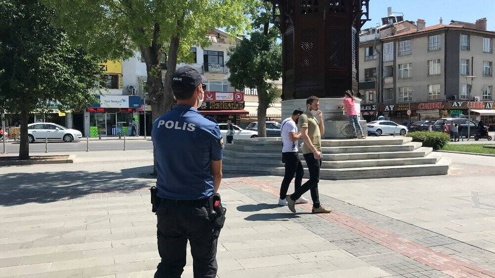 Konya'da maske denetimi!  Polisi gören maskesini taktı