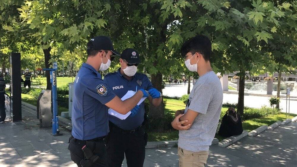 Konya'da maske denetimi!  Polisi gören maskesini taktı