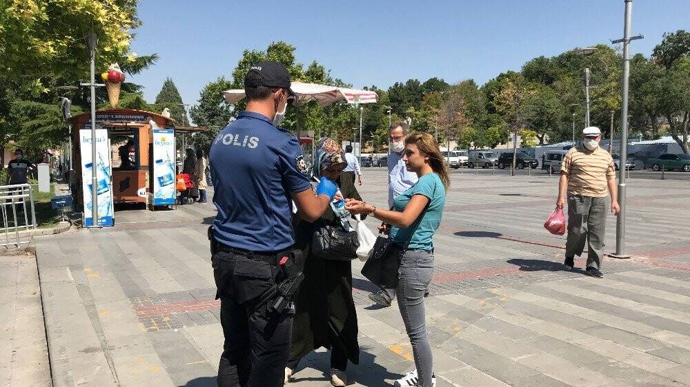 Konya'da maske denetimi!  Polisi gören maskesini taktı