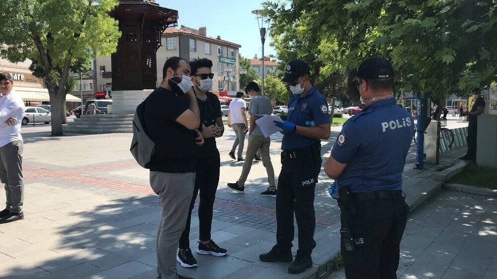 Konya'da maske denetimi!  Polisi gören maskesini taktı