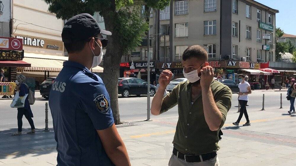 Konya'da maske denetimi!  Polisi gören maskesini taktı