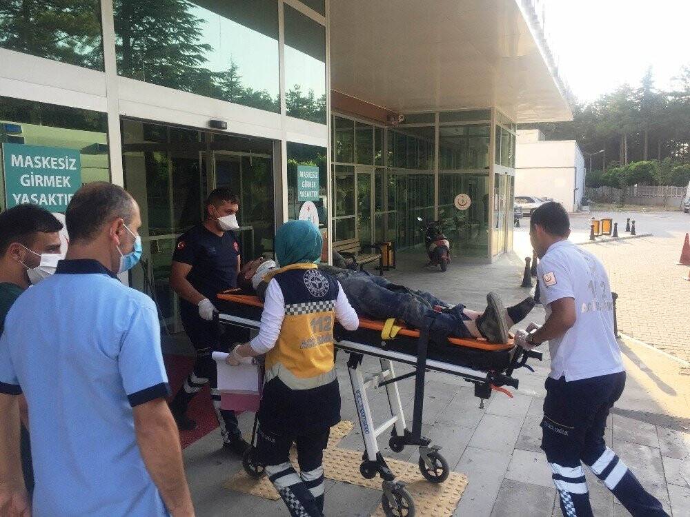 Konya'da sürücü park ettiği aracın önündeki taşı kaldırınca bacağı ezildi