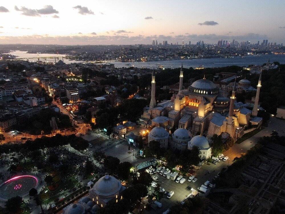 Ayasofya Camii gece de bir başka güzel