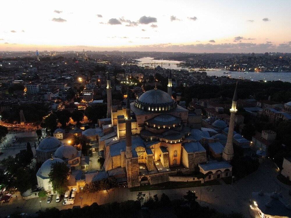 Ayasofya Camii gece de bir başka güzel