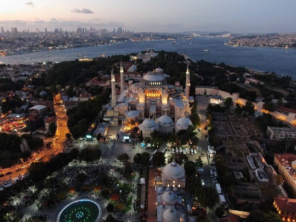 Ayasofya Camii gece de bir başka güzel