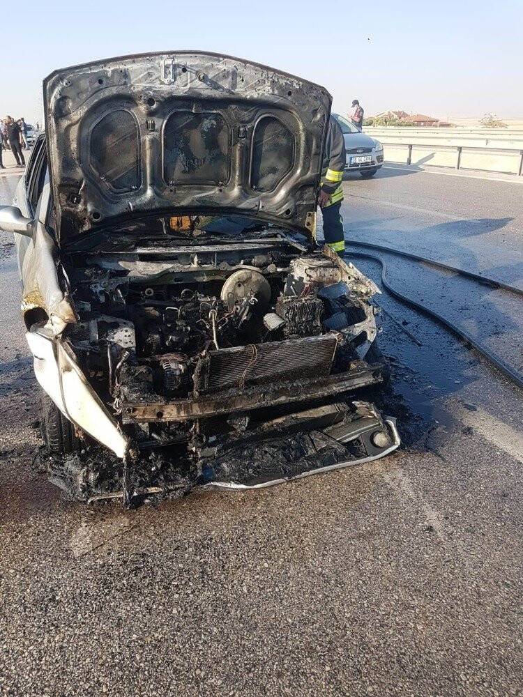 Konya’da otomobil yangını! Kaputu Açınca alevler yükseldi