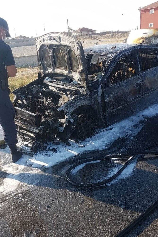 Konya’da otomobil yangını! Kaputu Açınca alevler yükseldi