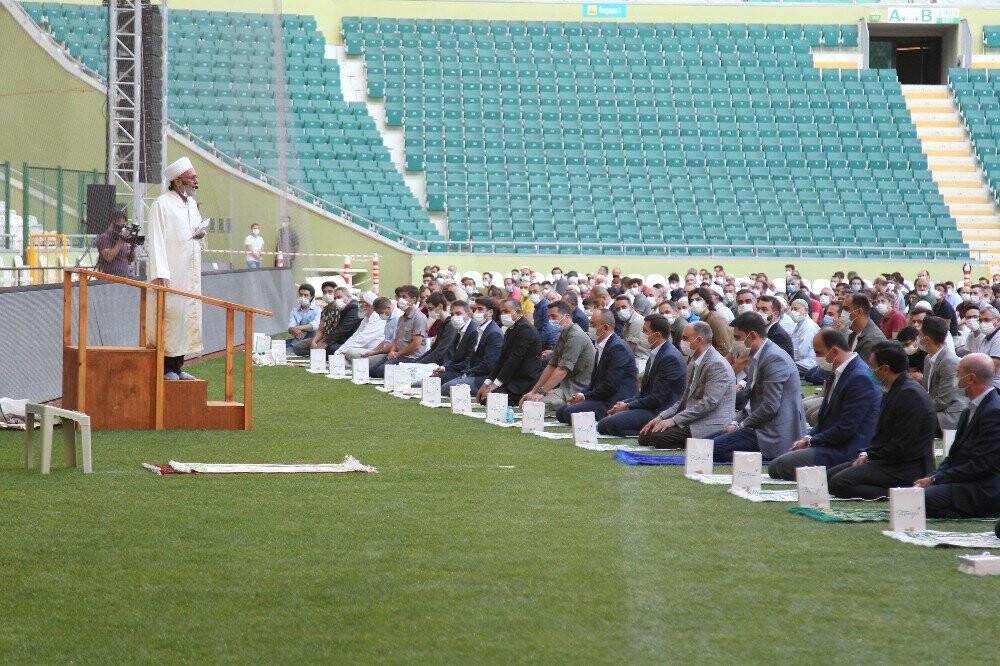 Bakan Murat Kurum, bayram namazını Konya’da kıldı