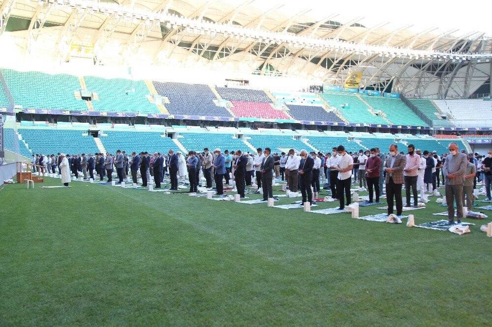 Bakan Murat Kurum, bayram namazını Konya’da kıldı