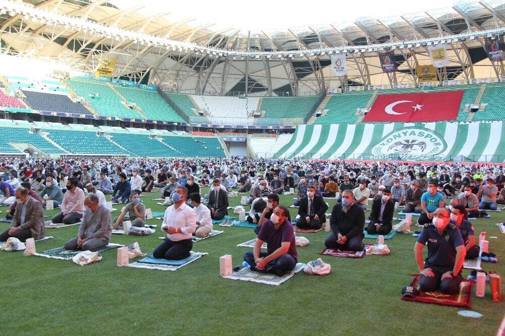 Bakan Murat Kurum, bayram namazını Konya’da kıldı