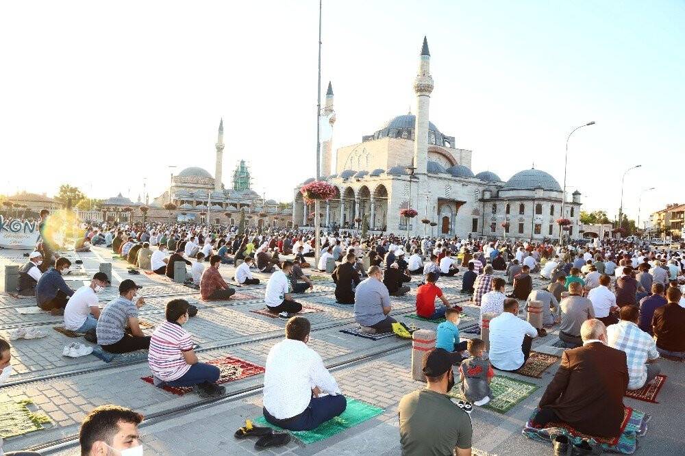 Bakan Murat Kurum, bayram namazını Konya’da kıldı