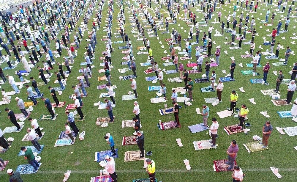 Bakan Murat Kurum, bayram namazını Konya’da kıldı