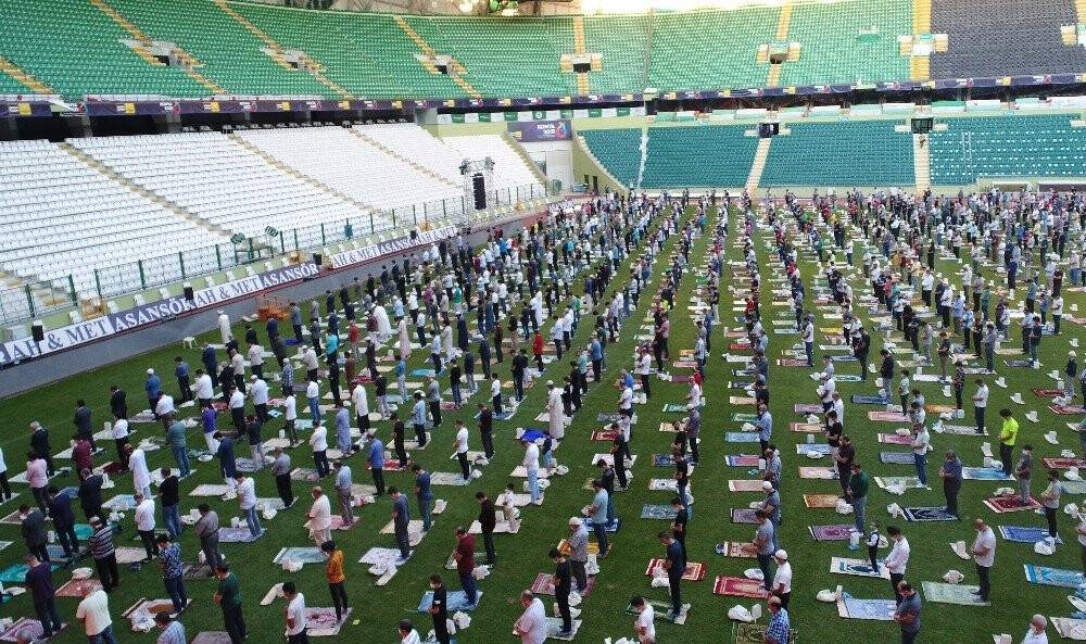 Bakan Murat Kurum, bayram namazını Konya’da kıldı