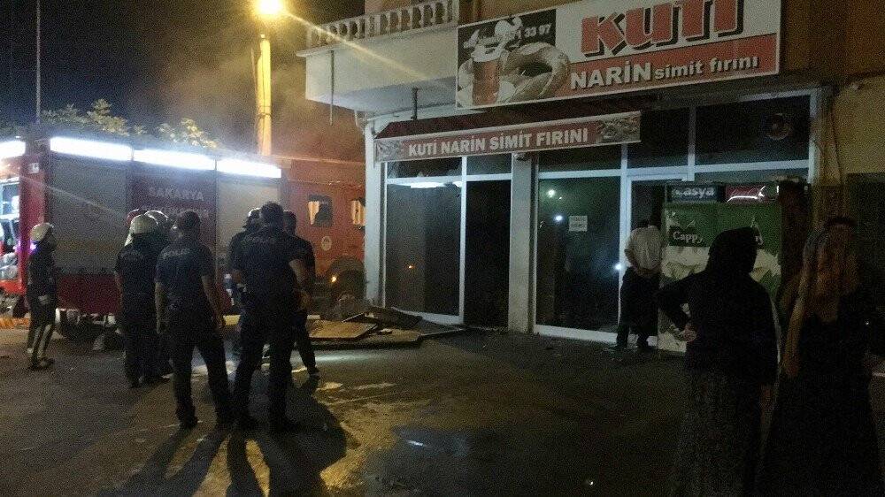Yangın mahalleliyi sokağa döktü