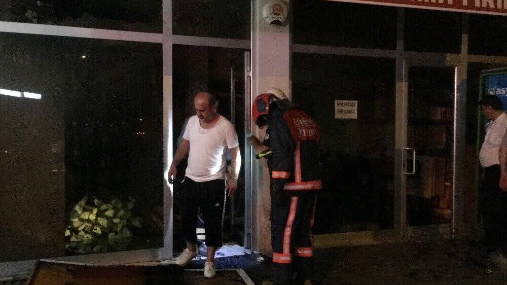 Yangın mahalleliyi sokağa döktü
