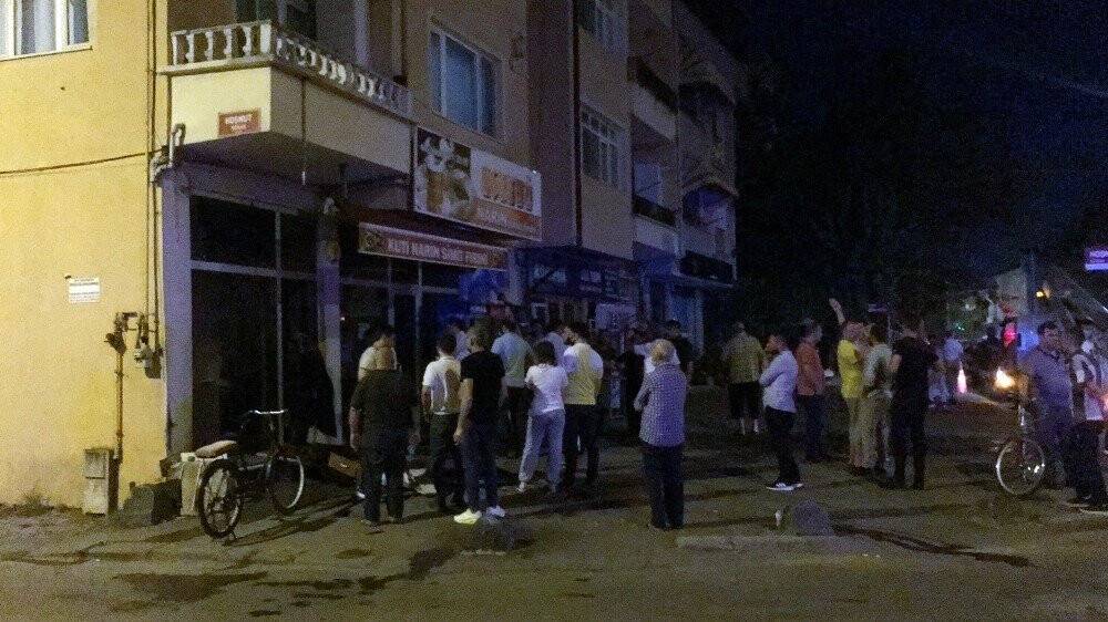 Yangın mahalleliyi sokağa döktü