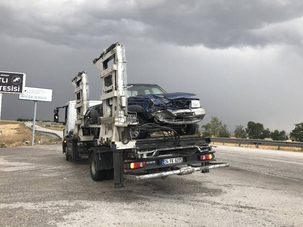 Konya Meram'da otomobil ile kamyonet çarpıştı: 1 ölü, 5 yaralı
