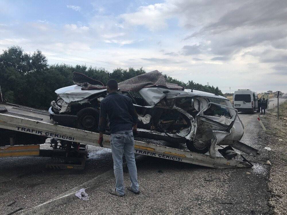 Konya Meram'da otomobil ile kamyonet çarpıştı: 1 ölü, 5 yaralı