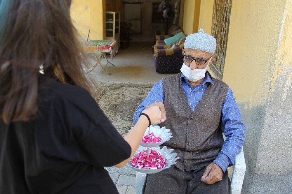 Konya'da sosyal mesafeli bayramlaşma