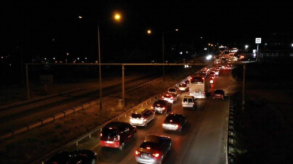 Tatilciler dönüş yoluna geçti ‘kilit kavşak’ta trafik durma noktasına geldi