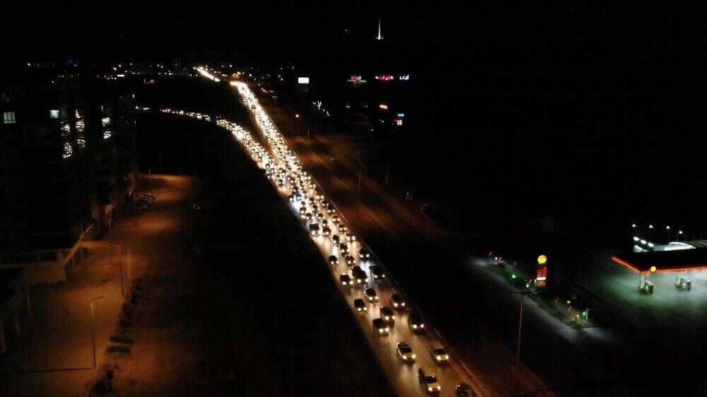 Tatilciler dönüş yoluna geçti ‘kilit kavşak’ta trafik durma noktasına geldi