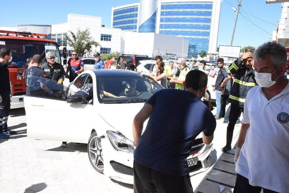 Lüks otomobil eczaneye daldı