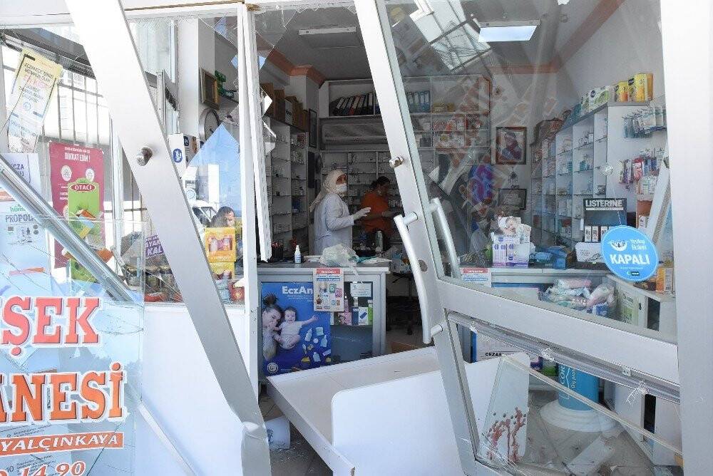 Lüks otomobil eczaneye daldı