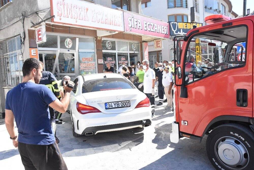 Lüks otomobil eczaneye daldı