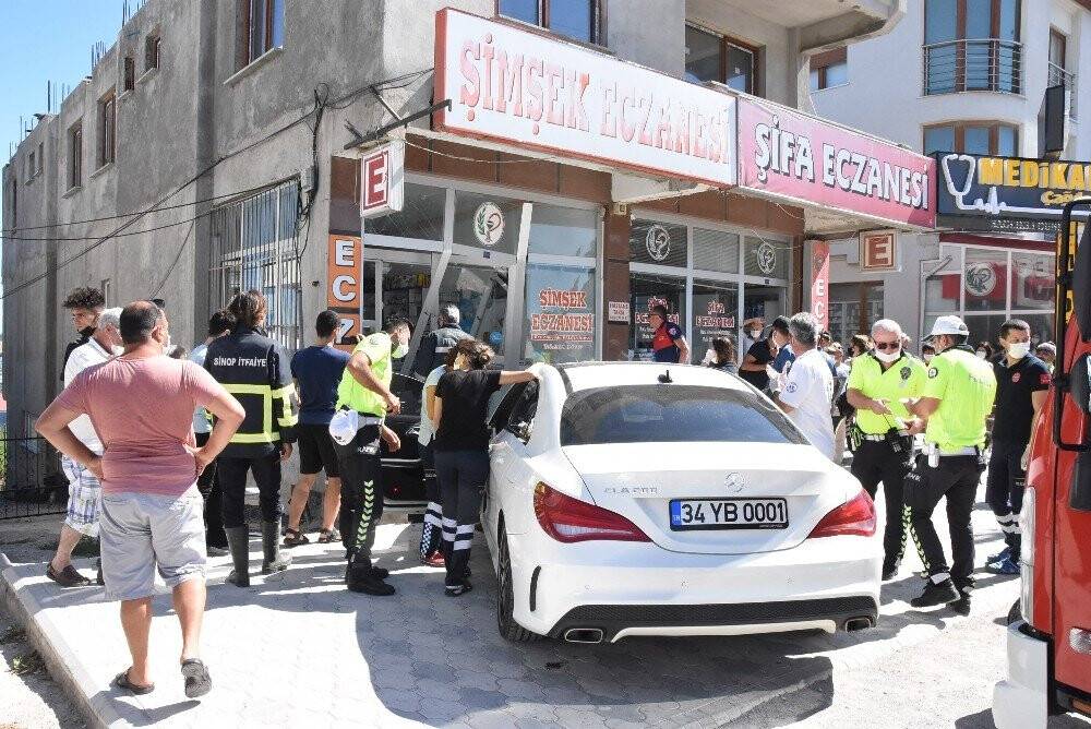 Lüks otomobil eczaneye daldı