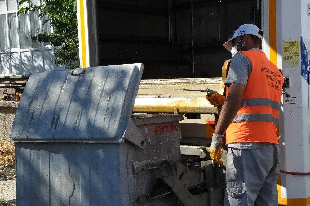 Akşehir'de çöp konteynerleri dezenfekte ediliyor