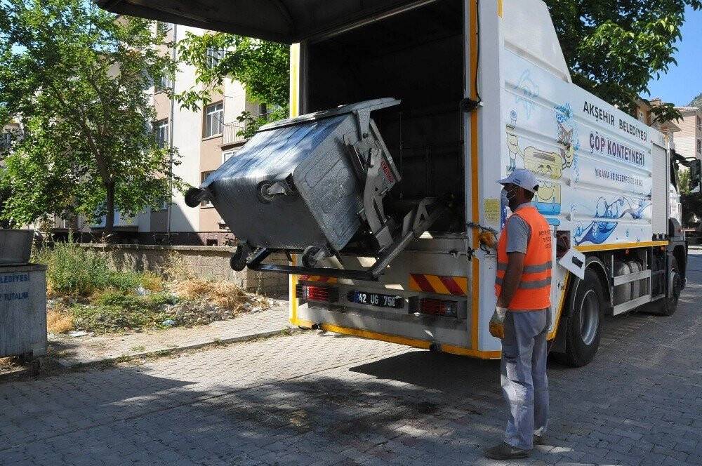 Akşehir'de çöp konteynerleri dezenfekte ediliyor