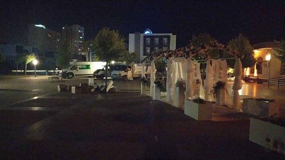 Cami avlusunda düğün yaptılar