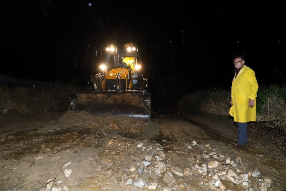 Şiddetli yağış dereleri taşırdı yolları kapadı