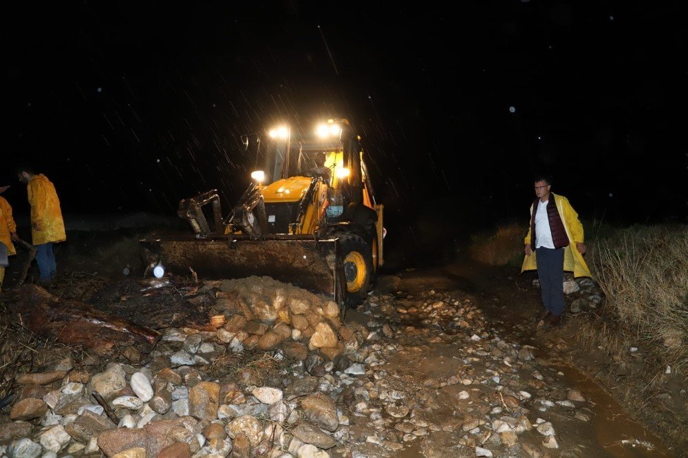 Şiddetli yağış dereleri taşırdı yolları kapadı