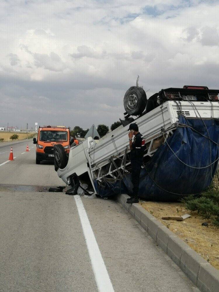 Konya’da kamyonet takla attı: 3 yaralı