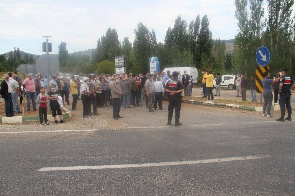 Ölümlü kazanın ardından mahalle sakinlerinden alt geçit eylemi