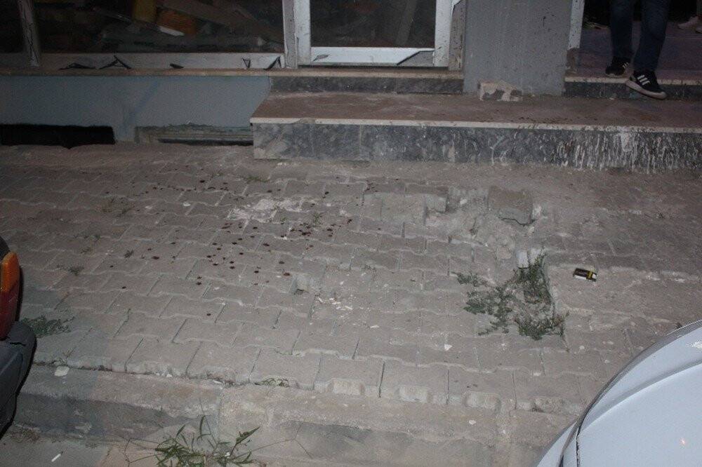 Komşular arası kavga kanlı bitti: 3 yaralı