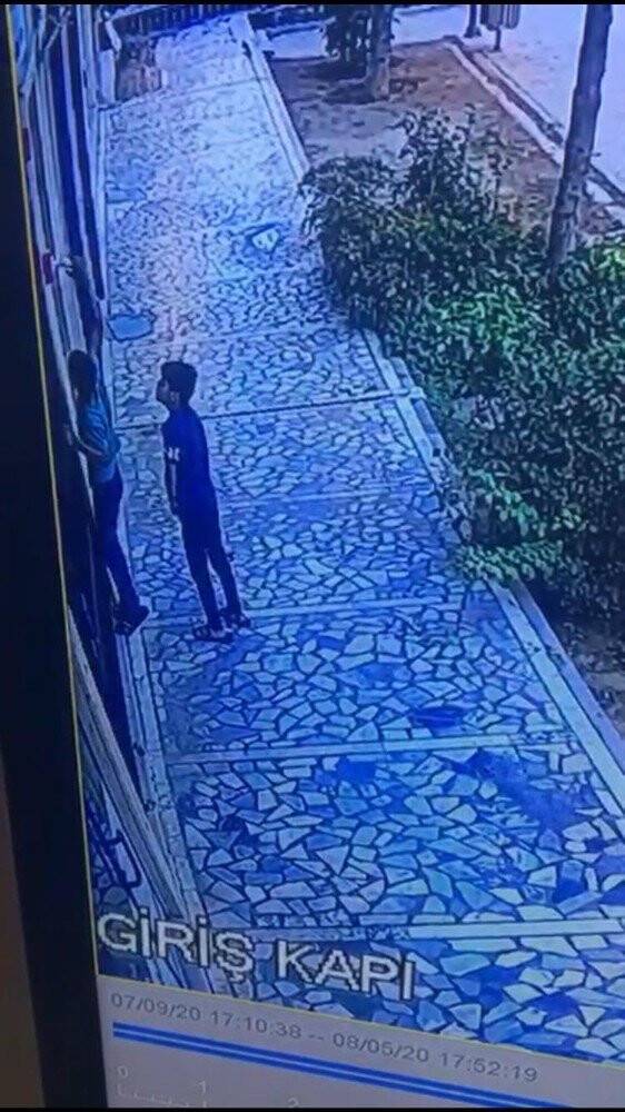 Konya'da çç çocuk kamerayı kırıp dükkanlara zarar verdi