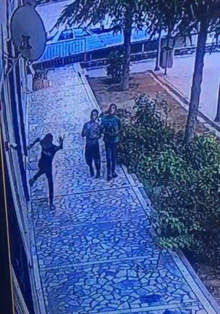 Konya'da çç çocuk kamerayı kırıp dükkanlara zarar verdi