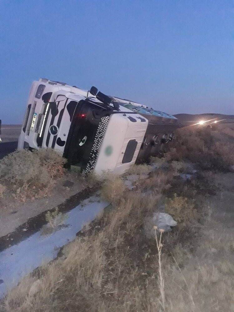 Kontrolden çıkan süt tankeri devrildi