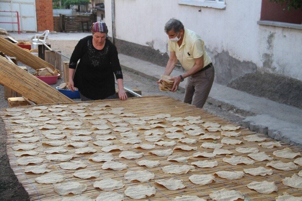Konya’da çıtır tarhana mesaisi sürüyor!Nöbete devam