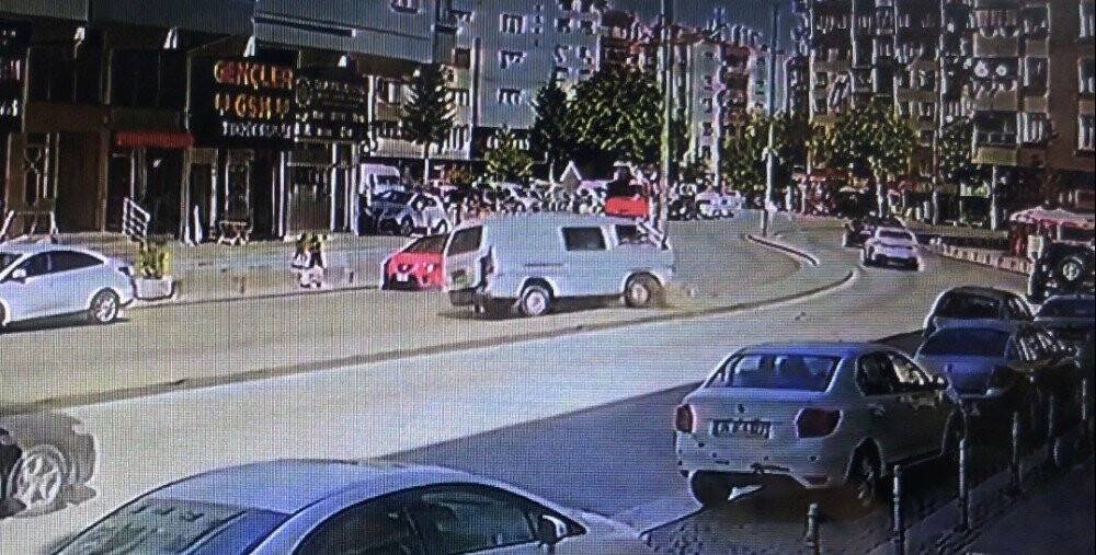 Konya'da seyir halindeyken tansiyonu düşen sürücü  elektrik direğine çarptı