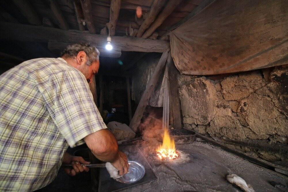Mesleğinin son temsilcisi 45 yıllık kalaycı işlere yetişemiyor