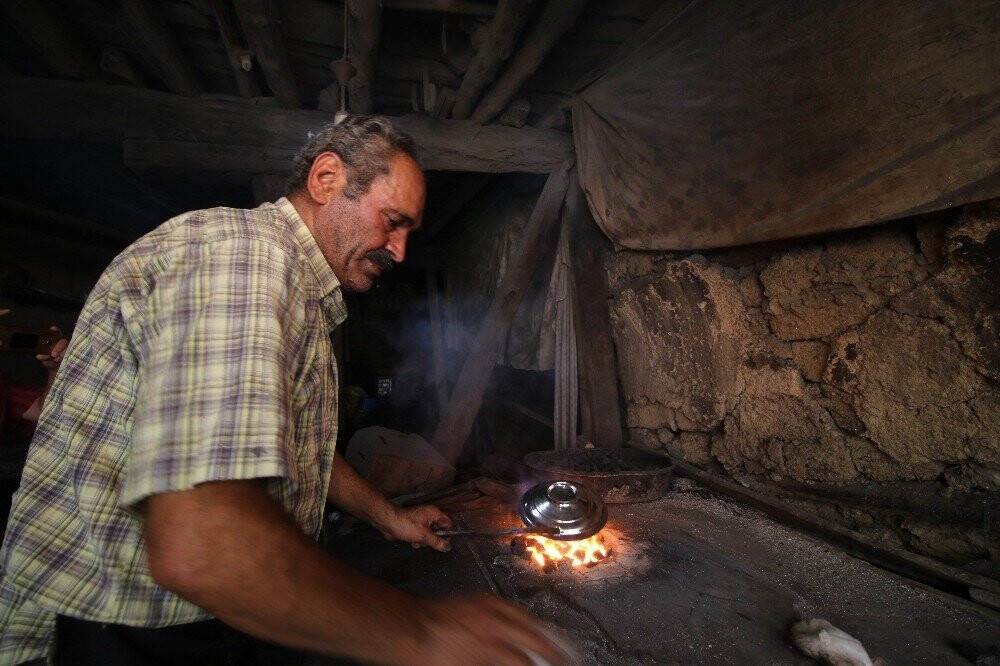 Mesleğinin son temsilcisi 45 yıllık kalaycı işlere yetişemiyor