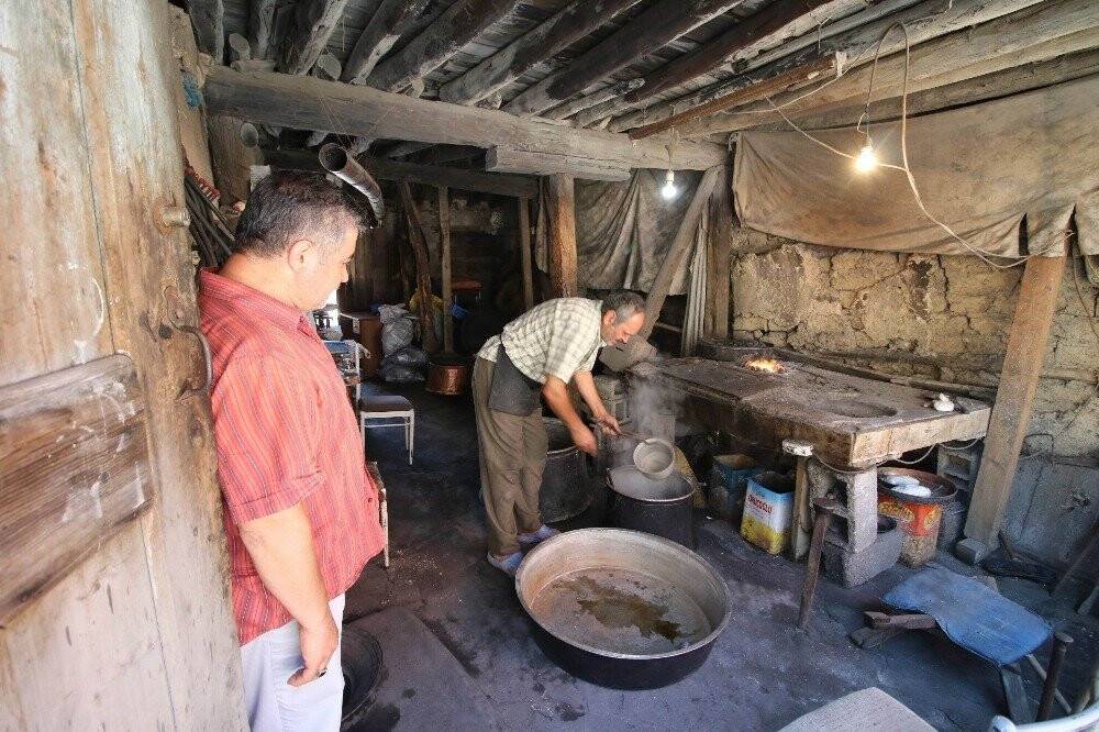 Mesleğinin son temsilcisi 45 yıllık kalaycı işlere yetişemiyor