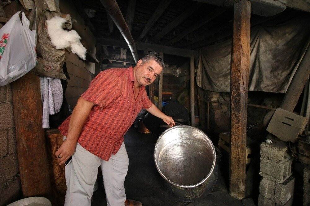 Mesleğinin son temsilcisi 45 yıllık kalaycı işlere yetişemiyor