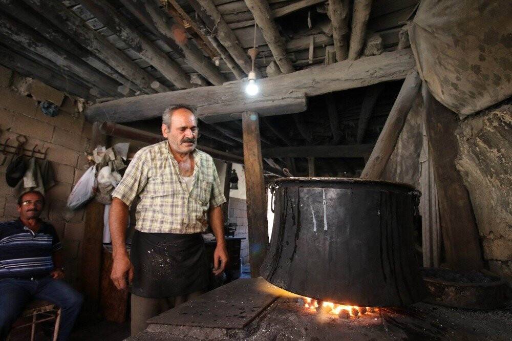 Mesleğinin son temsilcisi 45 yıllık kalaycı işlere yetişemiyor