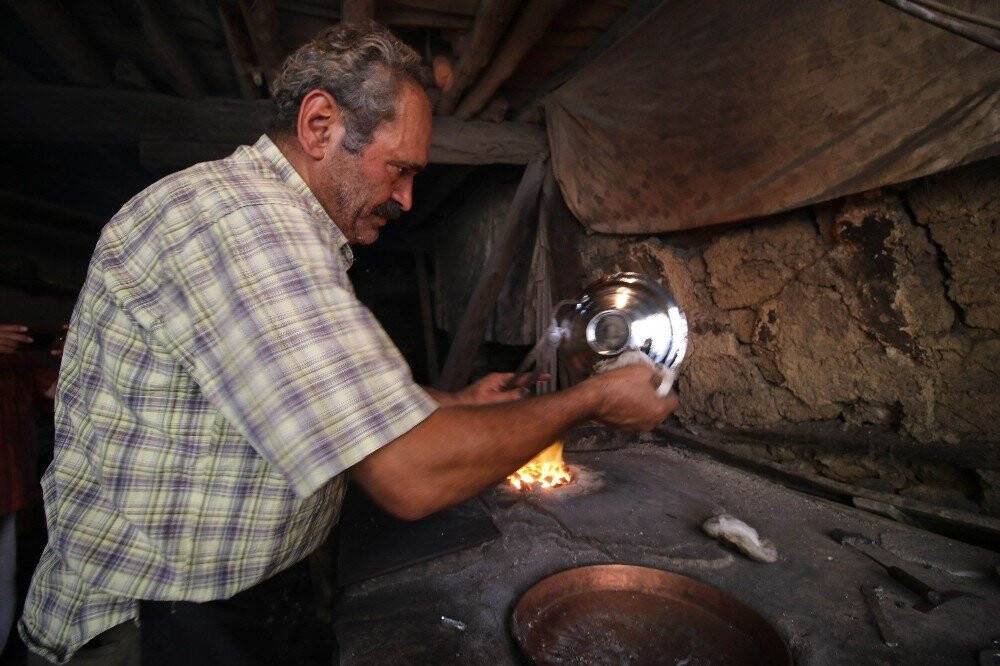 Mesleğinin son temsilcisi 45 yıllık kalaycı işlere yetişemiyor