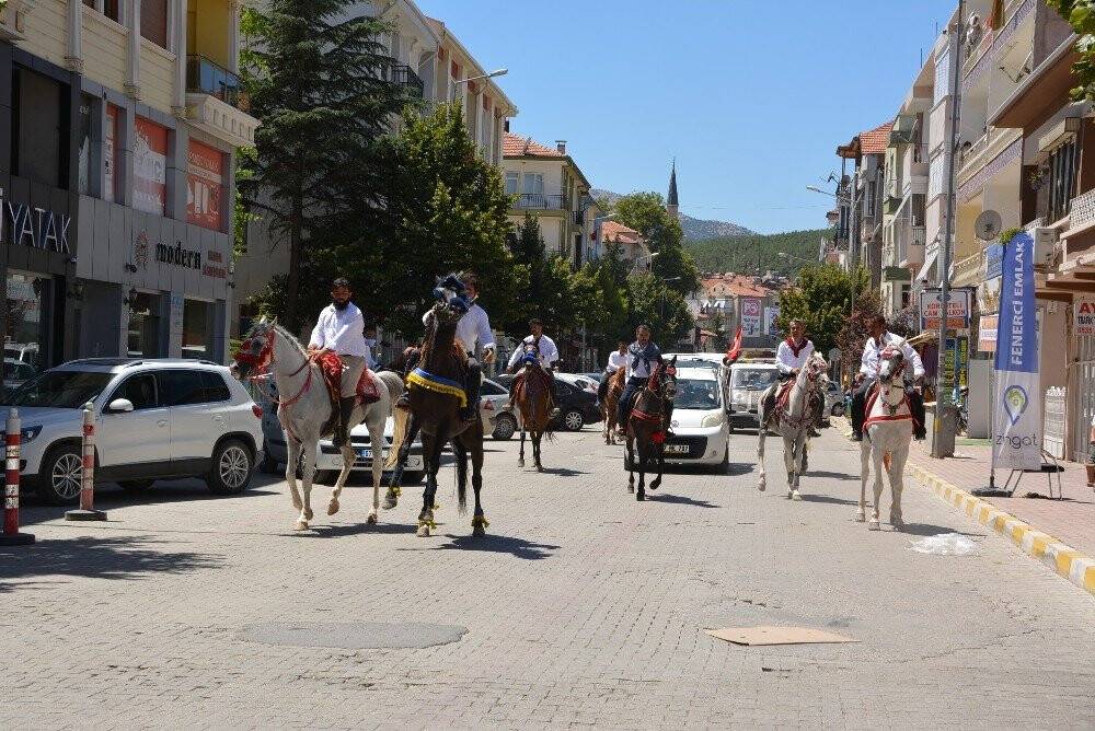 Atlı düğün konvoyu